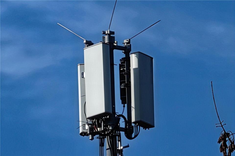 Der gleiche Funkmast, diesmal in 50-facher Vergrößerung. Je näher man ranzoomt, umso mehr fehlende Fotodetails werden durch KI ergänzt. Till Simon Nagel/dpa-tmn