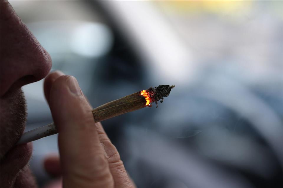 Der gleichzeitige Konsum von Cannabis und Alkohol birgt erhöhte Unfallrisiken im Straßenverkehr, sagen Mediziner. (Symbolfoto)Marcus Brandt/dpa