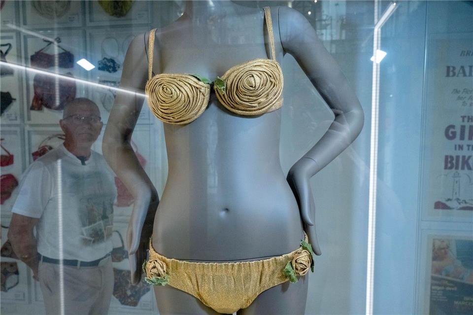 Der „goldene Réard“ des französischen Bikini-Schöpfers Louis Réard ist nach Angaben des BikiniARTMuseums der historisch wertvollste Bikini der Welt.Stefan Sauer/dpa