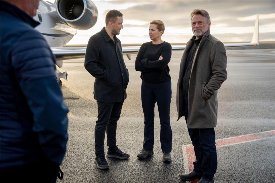 Der grönländische Regierungschef Jens-Frederik Nielsen (links) begrüßte die dänische Ministerpräsidentin Mette Frederiksen und ihren Ehemann Bo Tengberg am Dienstagabend in Nuuk.Mads Claus Rasmussen/Ritzau Scanpix Foto/AP/dpa