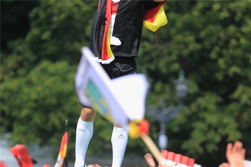 Der größte Erfolg: Manuel Neuer 2014 beim Empfang der deutschen Fußball-Weltmeister in Berlin. (Archivbild)picture alliance / dpa
