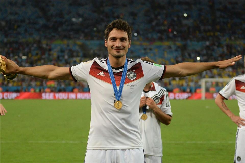 Der größte Moment der Karriere: Mats Hummels jubelt mit dem WM-Pokal in der rechten Hand nach dem gewonnenen WM-Finale 2014 in Rio. picture alliance / dpa