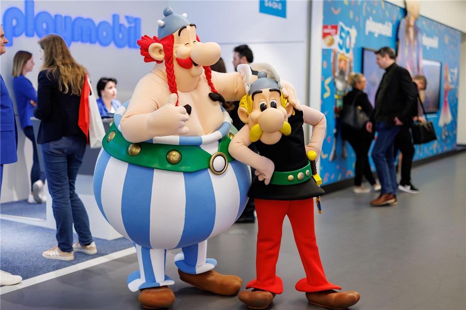 Der große Gallier Obelix ist neben seinem besten Freund Asterix eine der Hauptfiguren des Kult-Comics, den René Goscinny und Albert Uderzo 1959 gemeinsam geschaffen hatten. (Archivbild)Daniel Karmann/dpa
