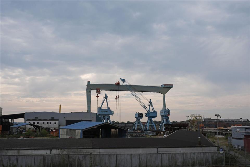 Der große Jucho-Portalkran steht nahe mehreren Portalkränen auf dem Gelände. (Archivbild) Marcus Brandt/dpa