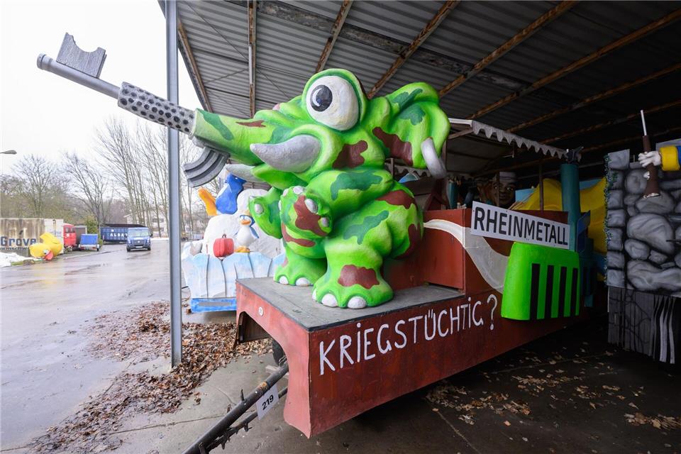 Der grüne Elefant soll die Wandlung der Gesellschaft zum Thema Aufrüstung kritisieren. Julian Stratenschulte/dpa