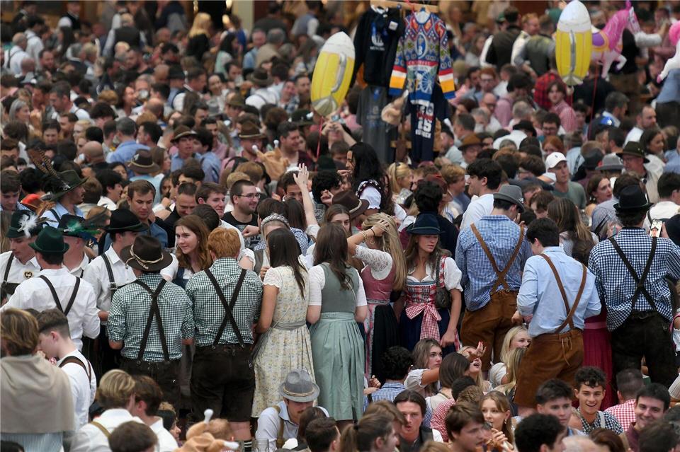 Der guten Stimmung in den Zelten tat die vorübergehende Schließung keinen Abbruch.Felix Hörhager/dpa