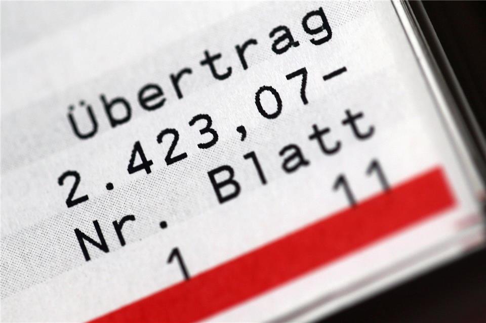 Der häufigste Grund für ein überzogenes Girokonto sind hohe Lebenshaltungskosten für Miete, Lebensmittel und Mobilität.picture alliance / dpa Themendienst