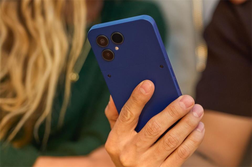 Der helle Bildschirm des Fairphone 6+ kann auch im Sonnenlicht überzeugen. Fairphone/dpa-tmn