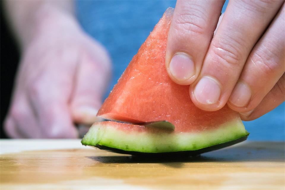 Der hellgrüne Rand von Wassermelonen wird meist verschmäht, lässt sich aber in der Küche vielseitig verwenden.picture alliance/dpa/dpa-tmn