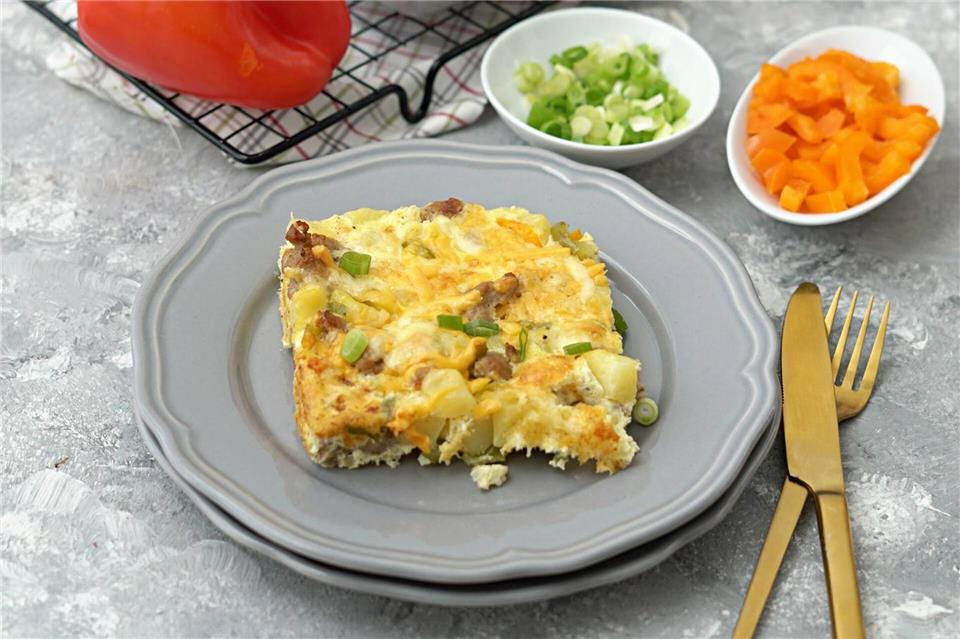 Der herzhafte Auflauf aus Gemüse, Eiern und Bratwurstbrät nach einem Familienrezept aus den USA ist wie gemacht für den Weihnachts- oder Neujahrsmorgen.    Mareike Pucka/biskuitwerkstatt.de/dpa-tmn