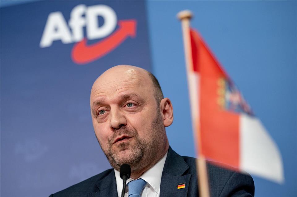 Der hessische Co-AfD-Vorsitzende Robert Lambrou warnt vor einem Generalverdacht gegen Parteikollegen. (Archivbild)Fabian Sommer/dpa