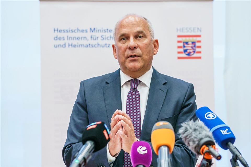 Der hessische Innenminister Roman Poseck (CDU)  äußert sich zu einem Autobrand in Hamburg und einem geplanten AfD-Treffen in Gießen. (Archivbild)Andreas Arnold/dpa