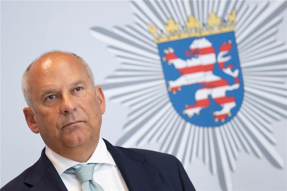 Der hessische Innenminister Roman Poseck (CDU) warnt vor illegalen Protestformen bei Langen im Wald. (Archivbild)Boris Roessler/dpa
