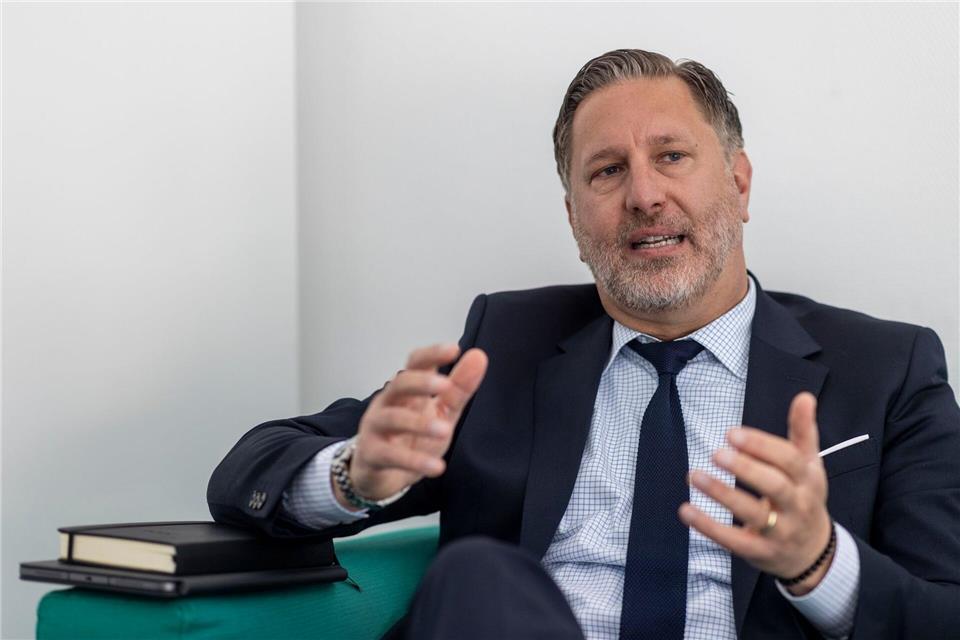 Der hessische LKA-Präsident Daniel Muth spricht im dpa-Interview auch über dreiste Kriminalität mit voll beladenen Lastwagen. Helmut Fricke/dpa