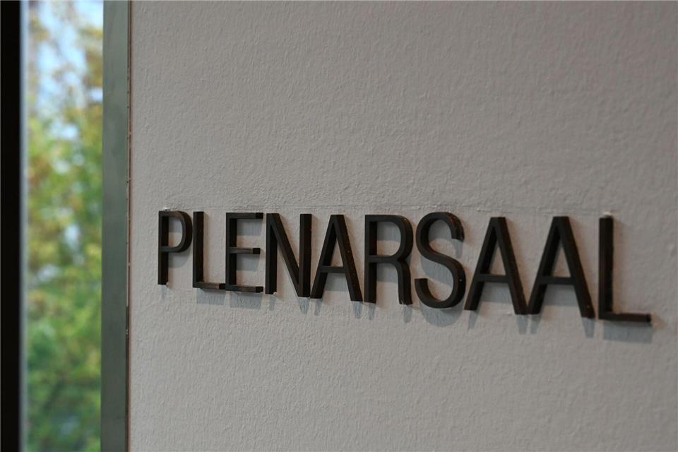 Der hessische Landtag hat sich mit den Preissteigerungen an Tankstellen befasst. (Archivbild)Michael Brandt/dpa