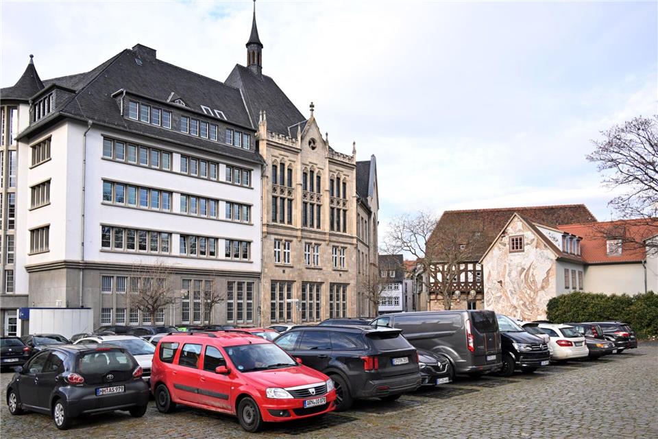 Der heutige Rathausparkplatz in Erfurt war im 14. Jahrhundert Zentrum einer jüdischen Gemeinde, am 3. August beginnen dort archäologische Grabungen. (Archivbild)Martin Schutt/dpa