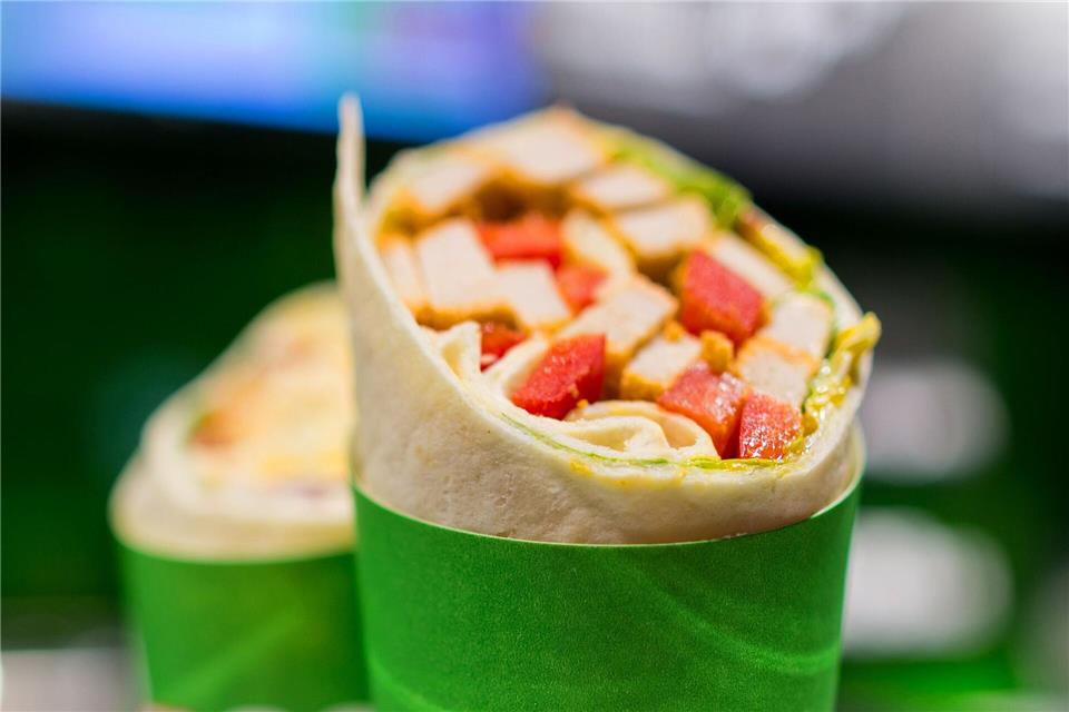 Marktcheck mit Fertig-Wraps: Oft nur Teig mit Soße Der hier ist richtig voll, aber viele der untersuchten Wraps beim Marktcheck der Verbraucherzentralen waren viel Teig mit Soße - und wenig Füllung.Rolf Vennenbernd/dpa/dpa-tmn