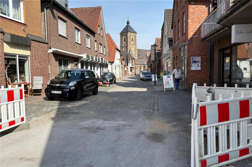 Der hintere Teil der Lange Straße ist in keinem guten Zustand: holprige Wege und Baustellenbarken erschweren den Weg. Dort soll bald der zweite Bauabschnitt starten.