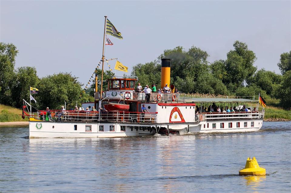 Der historische Raddampfer „Kaiser Wilhelm“ gerät auf der Elbe auf eine Sandbank. (Archivbild)Peter Gercke/dpa/ZB