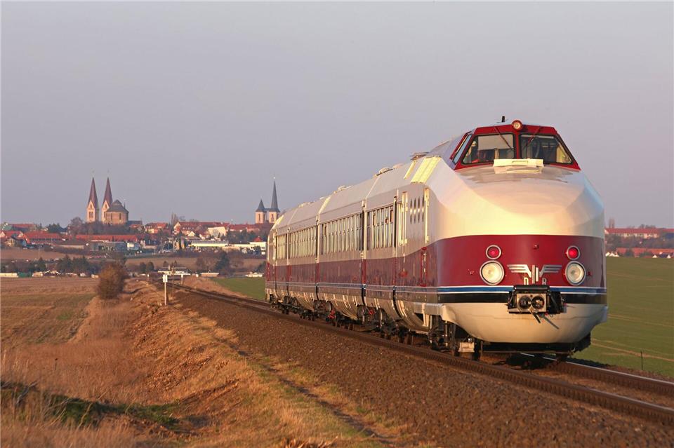 Der historische Schnelltriebwagen SVT Görlitz absolviert nach langen Restaurierungsarbeiten eine Probefahrt im Harz (Archivbild)Matthias Bein/dpa