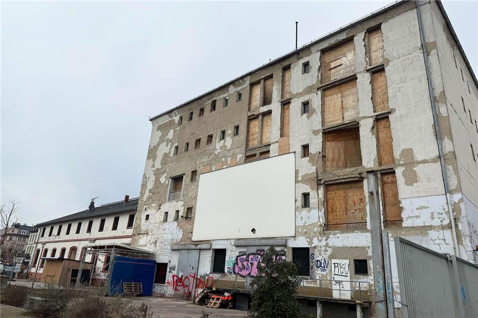 Der historische Zollspeicher ist eines der prägendsten Gebäude am Biebricher Rheinufer - aber steht seit langer Zeit leer. Andrea Löbbecke/dpa