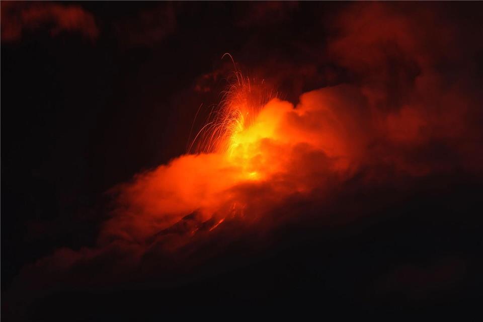 Der hochaktive Feuervulkan (Volcán de Fuego) in Guatemala verbreitet mit einer Eruption Angst und Schrecken. Moises Castillo/AP/dpa