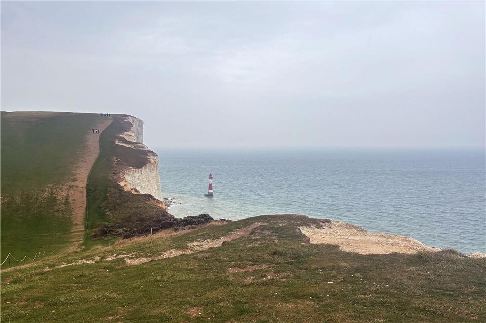 Warum Südengland im Oktober besonders entspannend ist  Der höchste Kreidefelsen Großbritanniens: Beachy Head lockt Touristen an, der rot-weiße Leuchtturm im Wasser ist ein beliebtes Fotomotiv.Nathalie Helene Rippich/dpa-tmn