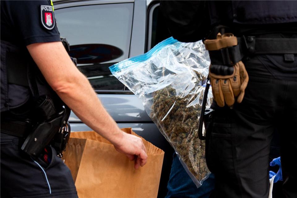 Der illegale Handel mit Cannabis nimmt nach Angaben der Hamburger Polizei zu. (Symbolbild)Daniel Bockwoldt/dpa