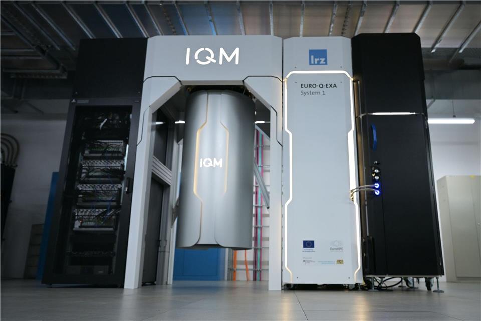 Der im Februar in Betrieb genommene Quantencomputer Euro-Q-Exa im Leibniz-Rechenzentrums der  Bayerischen Akademie der Wissenschaften. Die Quantentechnologie schreitet rasch voran. (Archiv)Malin Wunderlich/dpa