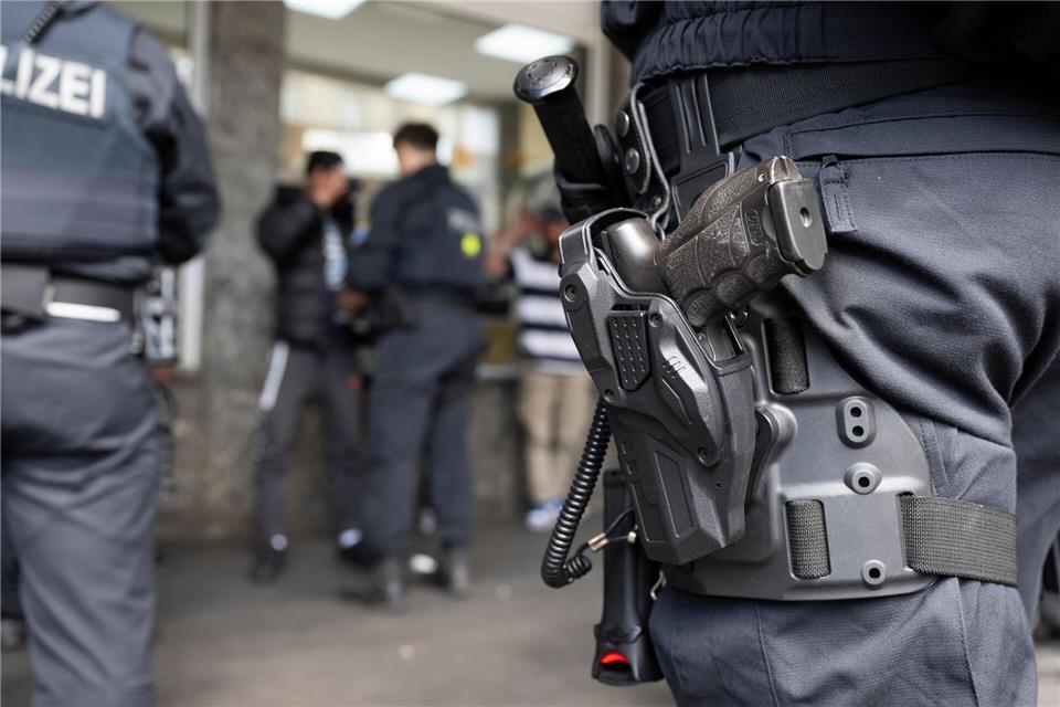 Der im März 2025 vorgestellte Sieben-Punkte-Plan setzt auf mehr Polizeipräsenz im Frankfurter Bahnhofsviertel. (Symbolbild)Boris Roessler/dpa