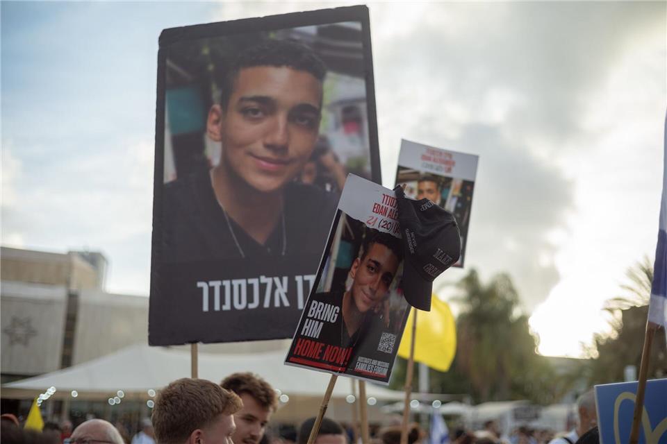 Der im Mai von der Terrororganisation Hamas nach 584 Tagen als Geisel im Gazastreifen freigelassene Israeli Edan Alexander hat angekündigt, erw wolle erneut in die Armee eintreten.Ilia Yefimovich/dpa