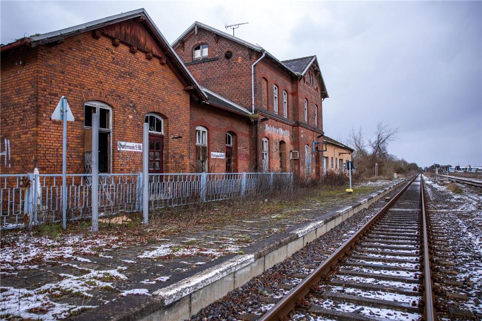 Der im Privatbesitz befindliche Bahnhof Malchow in Mecklenburg-Vorpommern ist seit Jahren geschlossen und verfällt. (Archivbild)Jens Büttner/dpa
