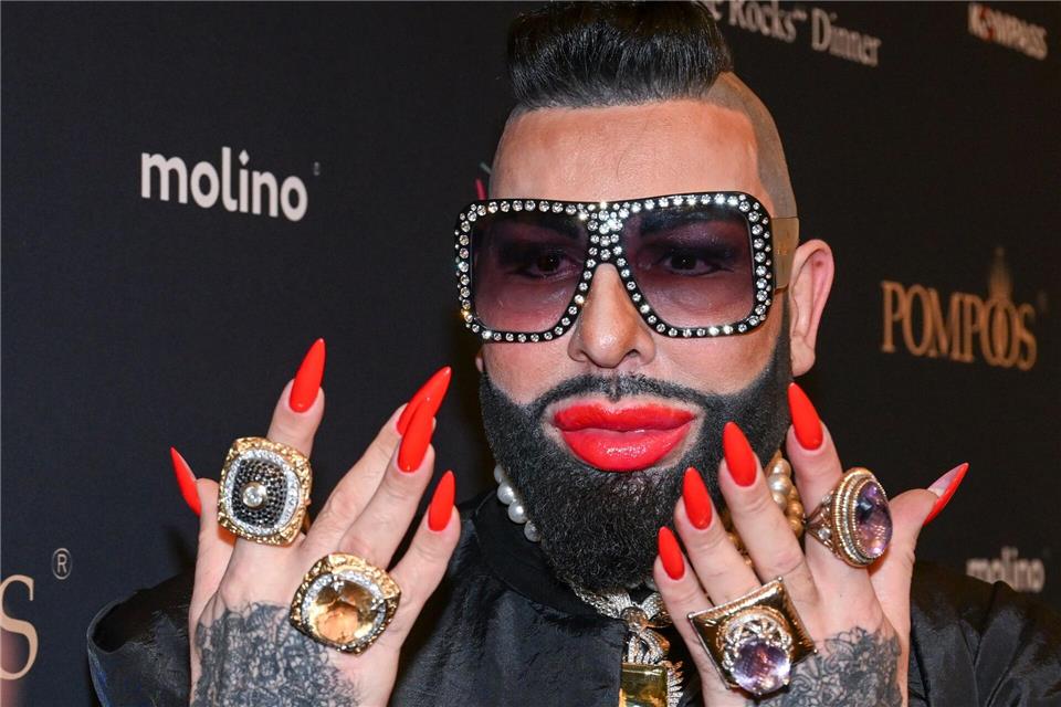 Der im baden-württembergischen Maulbronn geborene Modemacher Glööckler lebte lange in der Pfalz und wohnt heute in Berlin. (Archivbild)Jens Kalaene/dpa