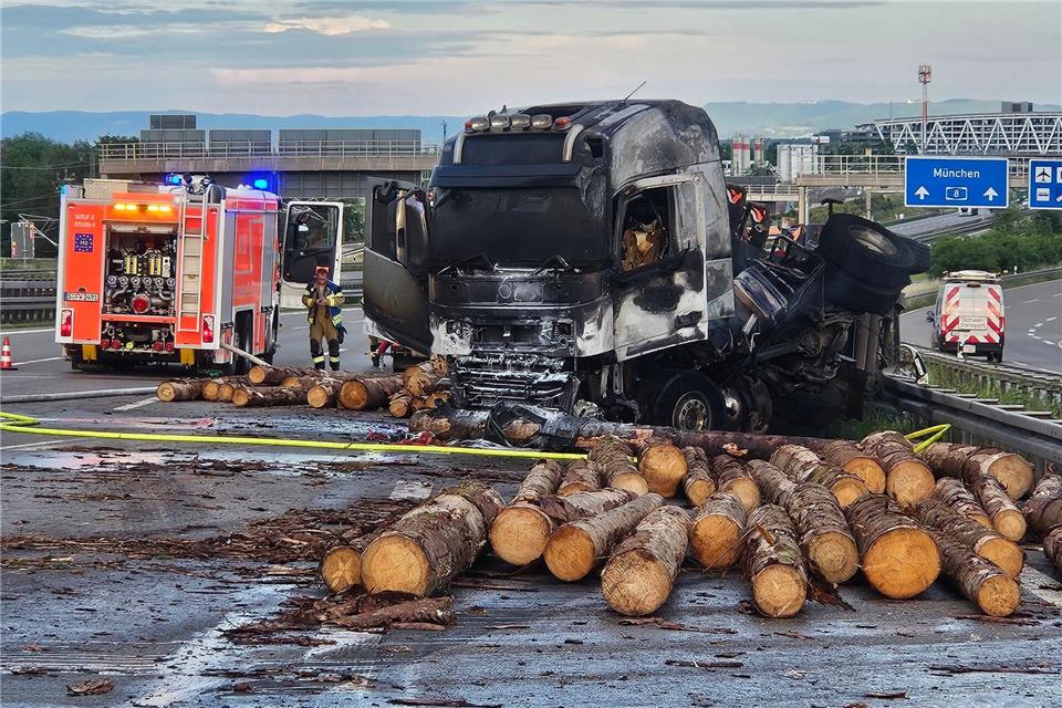 Der in Vollbrand geratene Lkw mitsamt Holzladung sorgte für eine Sperrung auf der A8.Andreas Rosar/dpa