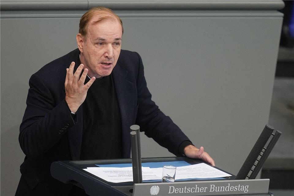 Der innenpolitische Sprecher der AfD-Fraktion, Gottfried Curio, sagte mit Blick auf den russischen Angriffskrieg: „Der Bürger will eine Regierung, die sich kümmert, aber um die Probleme im Land und nicht Milliarden in der Ukraine verbrennt.“ Michael Kappeler/dpa