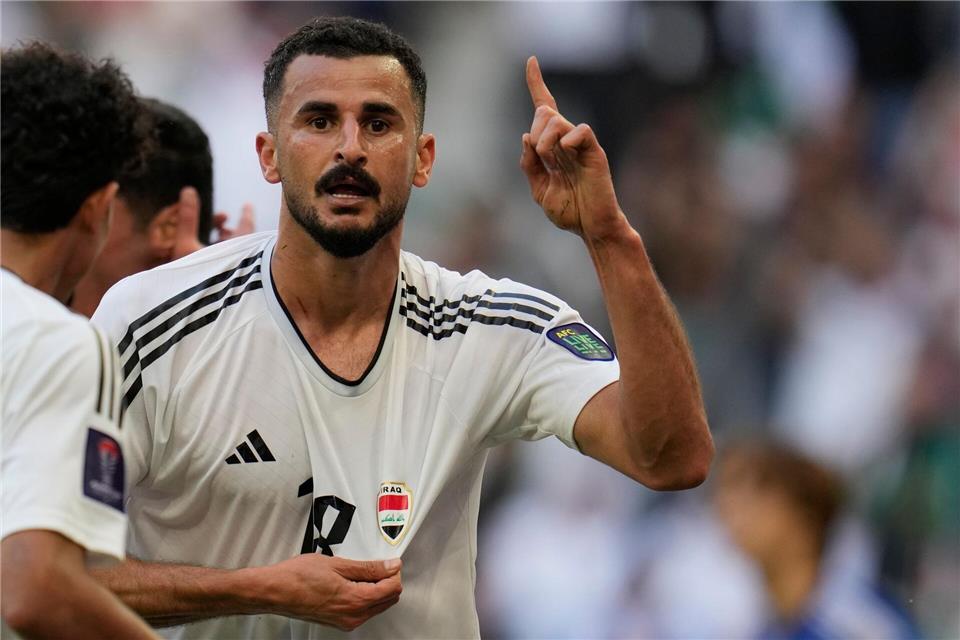 Der irakische Fußballprofi Aymen Hussein musste in seinem Leben viele Schicksalsschläge überwinden. (Archivbild)Aijaz Rahi/AP/dpa