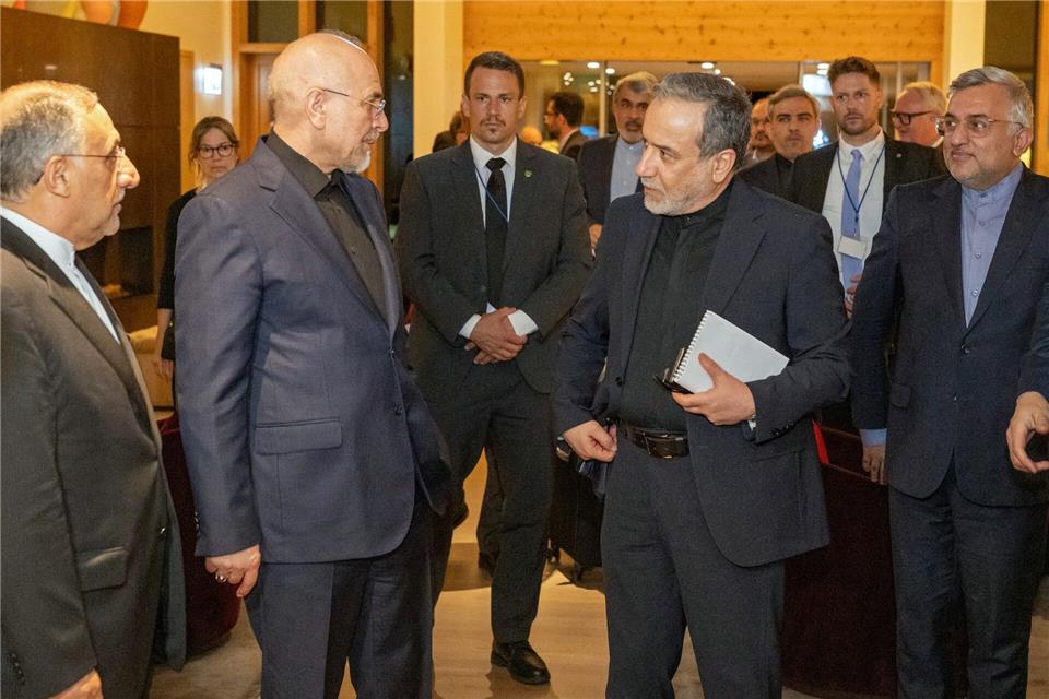 Der iranische Außenminister Araghtschi äußerte sich nach Abschluss der ersten Gespräche positiv.Urs Flueeler/KEYSTONE/dpa