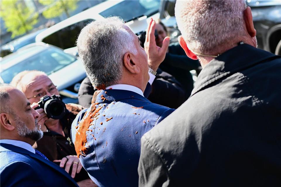 Der iranische Exilpolitiker Reza Pahlavi ist laut Polizei bei seinem Berlin-Besuch mit einer roten Flüssigkeit bespritzt worden. Sebastian Christoph Gollnow/dpa