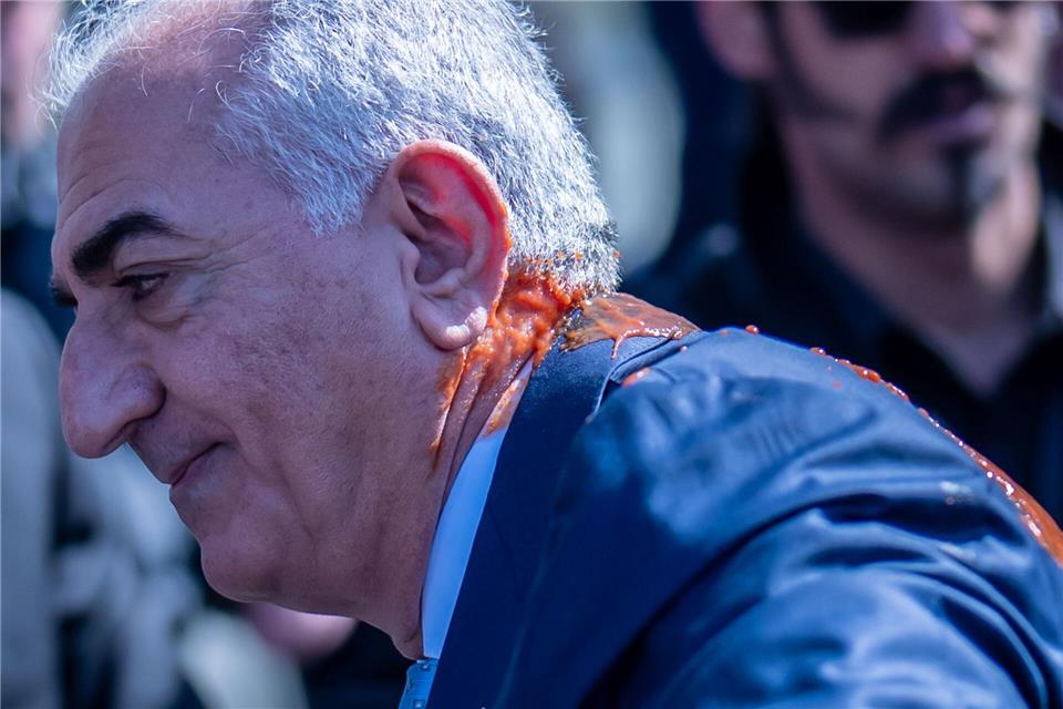 Der iranische Exilpolitiker Reza Pahlavi ist laut Polizei bei seinem Berlin-Besuch mit einer roten Flüssigkeit bespritzt worden. Michael Kappeler/dpa