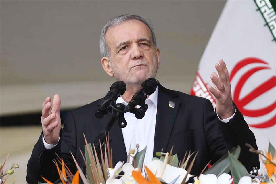 Der iranische Präsident Massud Peseschkian hat Schwierigkeiten in seinem Land eingeräumt. (Archivbild) Shadati/XinHua/dpa