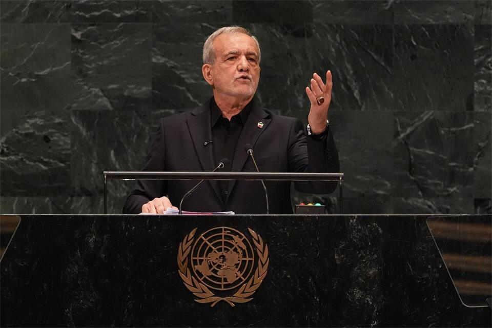 Der iranische Präsident Massud Peseschkian hat sich bei der UN-Generaldebatte gegen Anschuldigungen der USA gewehrt. Heather Khalifa/FR172147 AP/AP/dpa