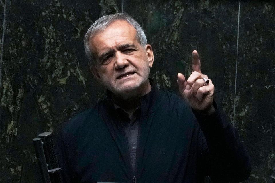 Der iranische Präsident Peseschkian wirft Washington Vertragsbruch vor. (Archivbild)Vahid Salemi/AP/dpa