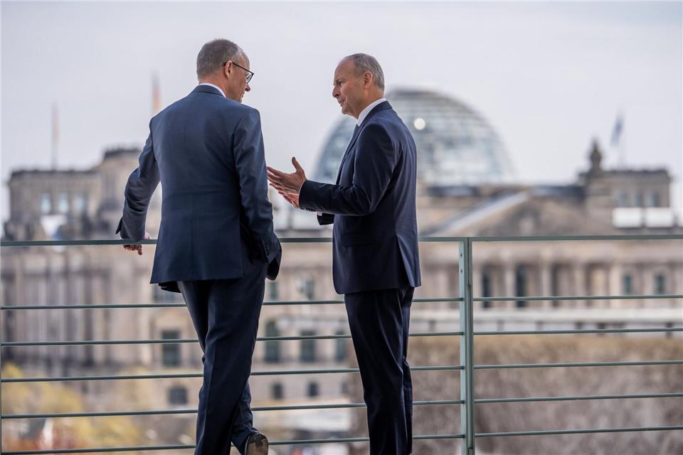 Der irische Regierungschef Micheál Martin (r) muss in den kommenden Monaten im Haushaltsstreit vermitteln. Kanzler Merz gibt sich bislang allerdings nicht besonders kompromissbereit. (Archivbild)Michael Kappeler/dpa