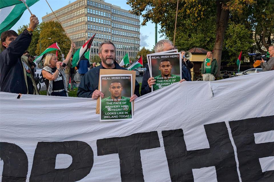 Der irische Torwart Gavin Bazunu hatte beschlossen, beide Spiele gegen Israel zu boykottieren.Cillian Sherlock/PA Wire/dpa