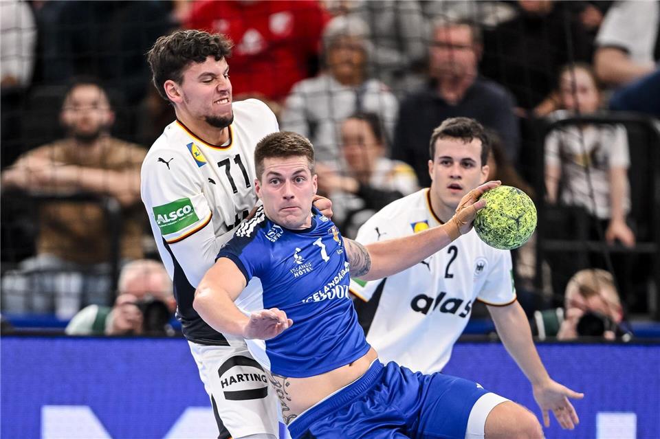 Der isländische Nationalspieler Viggo Kristjansson (M) wechselt im Sommer 2027 nach Flensburg. (Archivbild)Harry Langer/dpa