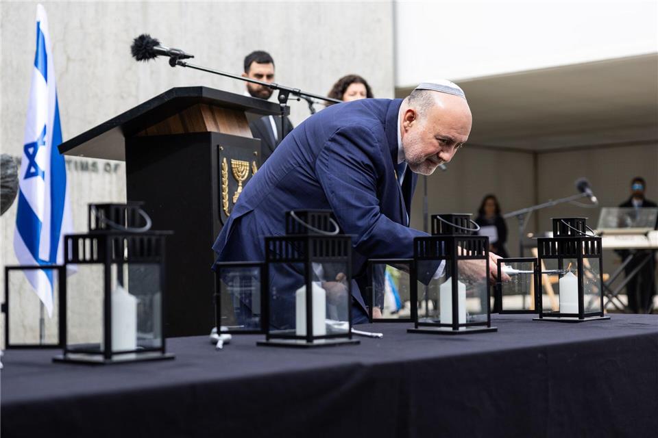 Der israelische Botschafter Ron Prosor entzündet bei einem Gedenken für die Holocaust-Opfer eine von sechs Kerzen - in Erinnerung an die sechs Millionen jüdischen Opfer der Nationalsozialisten.Hannes P. Albert/dpa