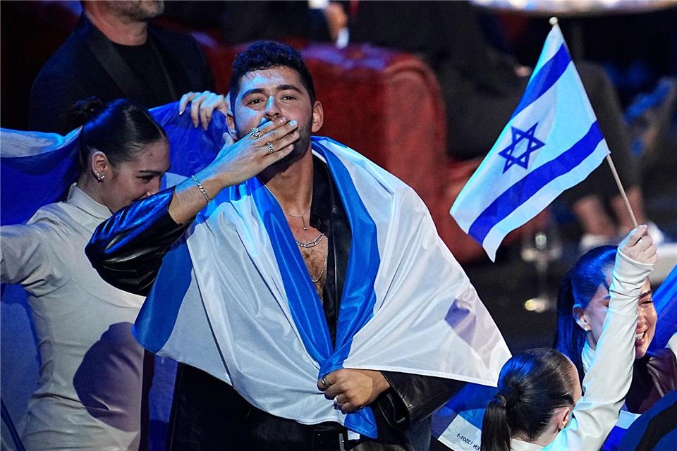 Der israelische Kandidat Noam Bettan während des Finales des 70. Eurovision Song Contest (ESC) in der Wiener Stadthalle. Georg Hochmuth/APA/dpa
