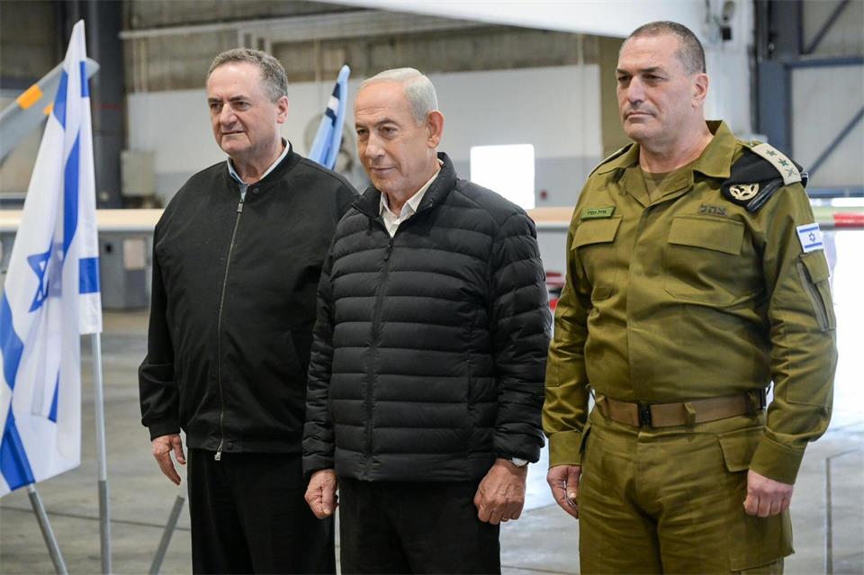 Der israelische Ministerpräsident Benjamin Netanjahu (M) besucht den Luftwaffenstützpunkt Palmachim in Begleitung des israelischen Verteidigungsministers Israel Katz (l) und des Generalstabschefs der IDF, Generalleutnant Ejal Zamir. (Archivbild)Maayan Toaf/Israel Gpo/ZUMA Press Wire/dpa