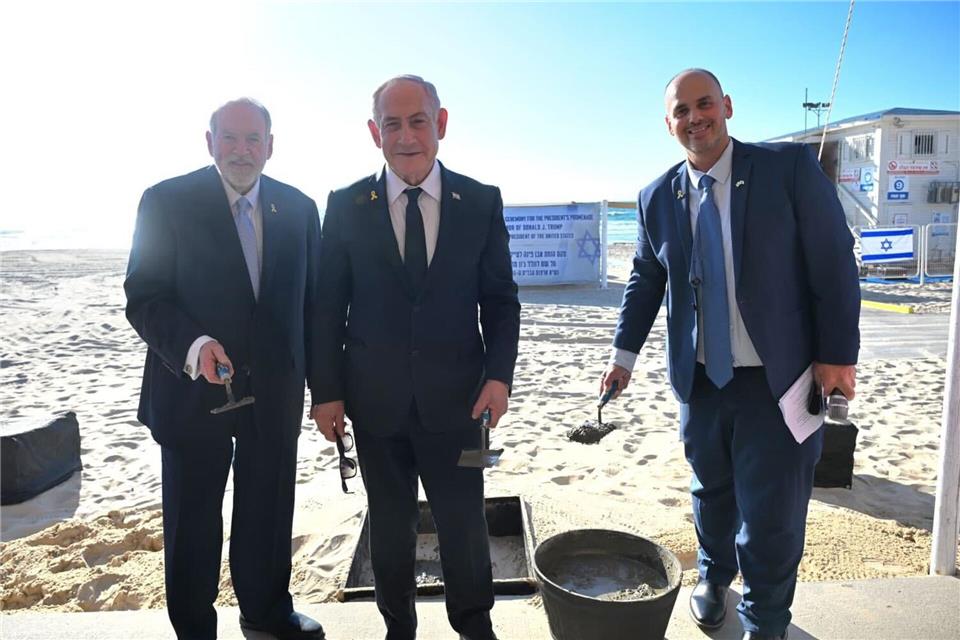 Der israelische Ministerpräsident Benjamin Netanjahu (M) bei der Grundsteinlegung für eine Promenade, die nach US-Präsident Donald Trump benannt ist. Chaim Zach/GPO/dpa