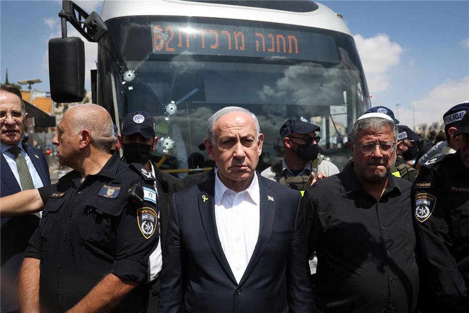 Der israelische Ministerpräsident Benjamin Netanjahu (Mitte) besuchte den Ort des Anschlags. Ronen Zvulun/Pool REUTERS/AP/dpa